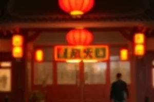 《夏末练习曲》音乐成长片封面里琴房与乐谱