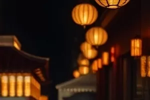 《春日慢车》治愈爱情片封面里樱花与缓慢驶过的列车
